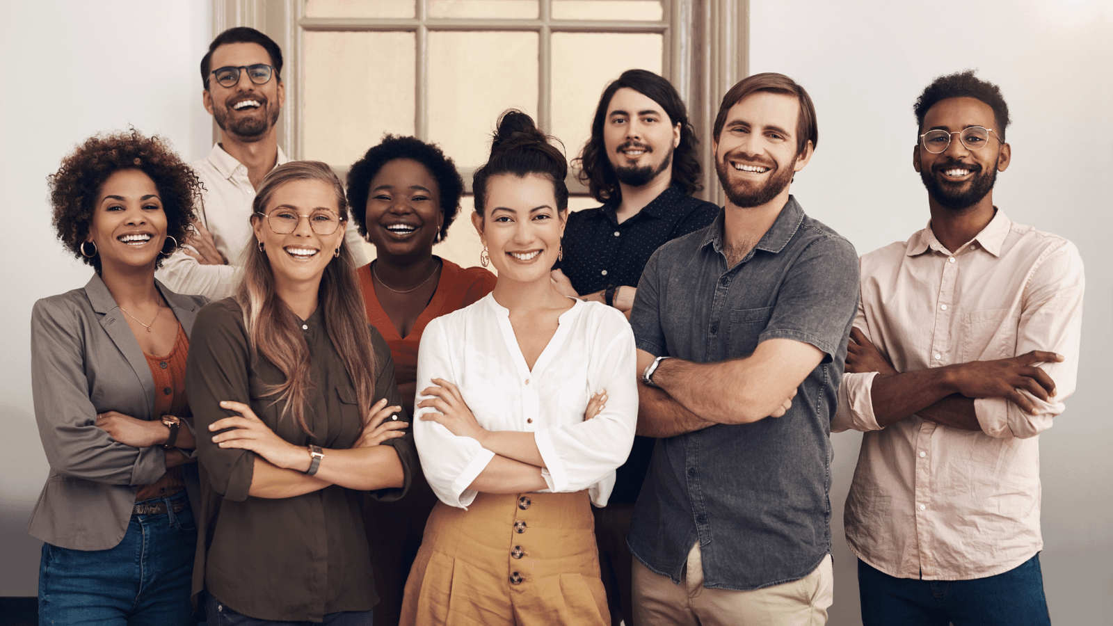 Imagem de uma equipe trabalhando em uma empresa de chatbot, preparando o envio de mensagens automatizadas para clientes.
