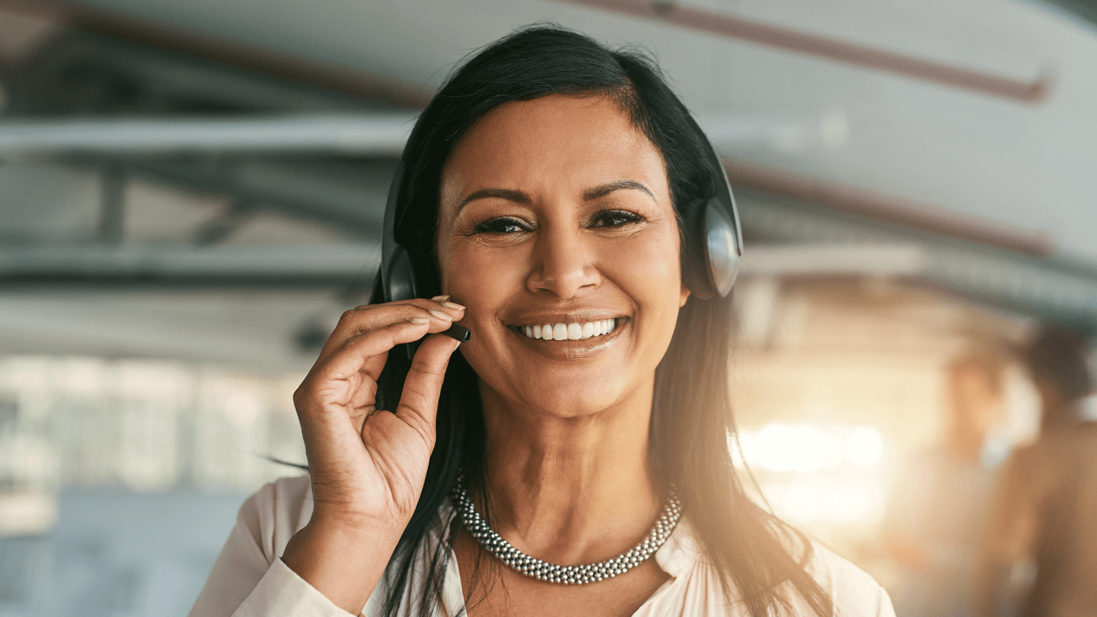 Mulher sorridente oferece teste grátis da plataforma de chatbot: Experimente agora e melhore sua interação com clientes!