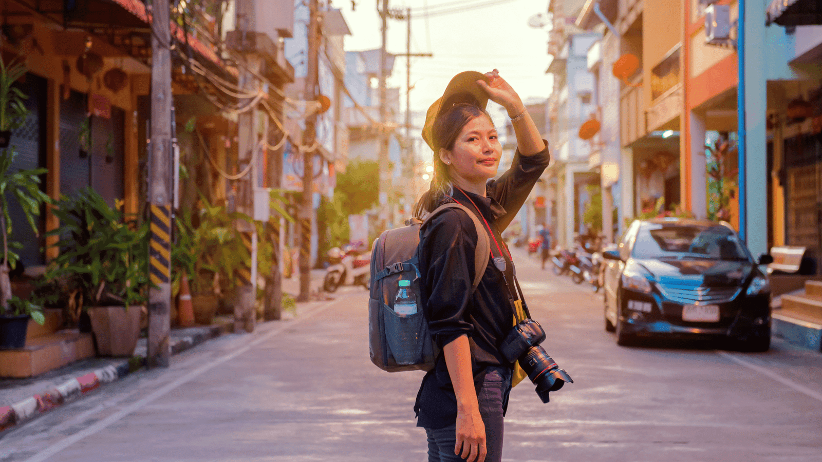 Mulher interagindo com um chatbot inteligente durante uma viagem, recebendo assistência e informações personalizadas para melhorar sua experiência.